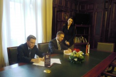 18 December 2012 National Assembly Speaker Nebojsa Stefanovic and National Democratic Institute Programme Director Tom Kelly at the signing of the Memorandum of Cooperation